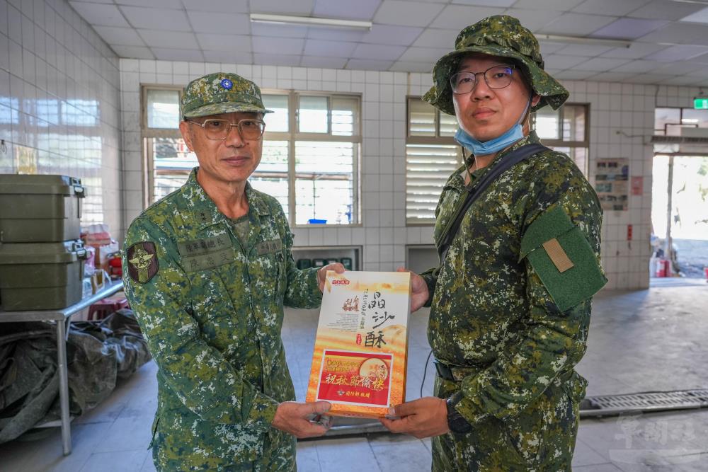 陳副總長致贈應景禮品。（軍聞社記者侯凱議攝）
