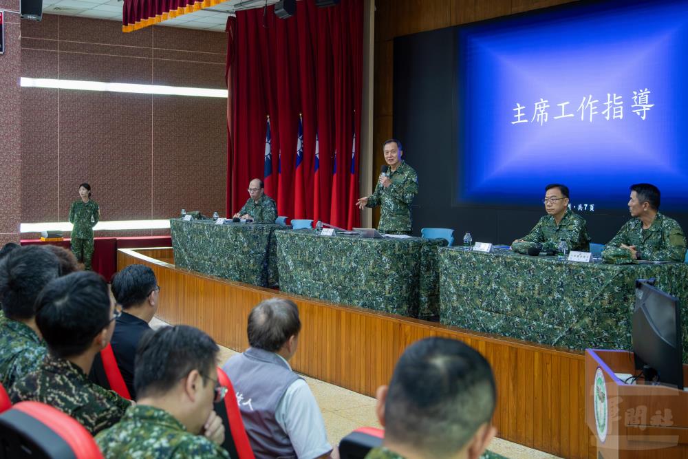鍾副部長於演練後在國軍臺中總醫院主持「訓後檢討（AAR）」。（軍聞社記者王進福攝）
