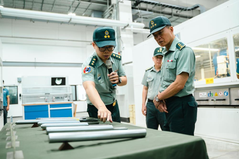 軍備局同仁向副部長說明生產線流程。（軍聞社記者林庭暉攝）
