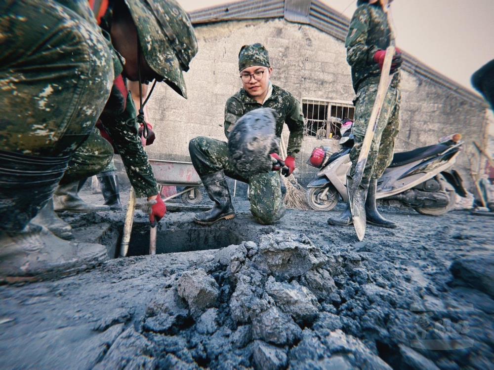 153旅官兵協助救災戶清理。（第三作戰區提供）