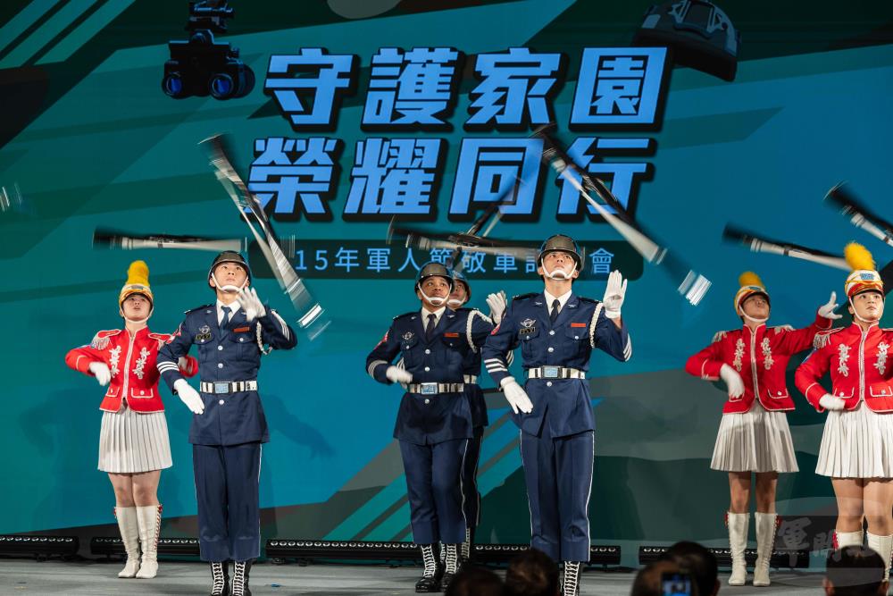 莊敬高職儀隊精彩演出揭開序幕。（軍聞社記者蔡枋澐攝）