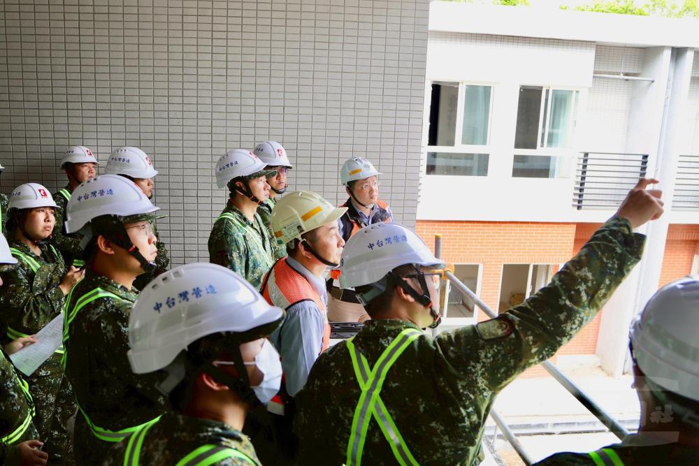 為強化官兵防火安全觀念與提升軍事工程監工實務知能,陸軍第十軍團日前辦理「防火安全暨監工實務講習」。(陸軍第十軍團提供) 為強化官兵防火安全觀念與提升軍事工程監工實務知能,陸軍第十軍團日前辦理「防火安全暨監工實務講習」。(陸軍第十軍團提供)
