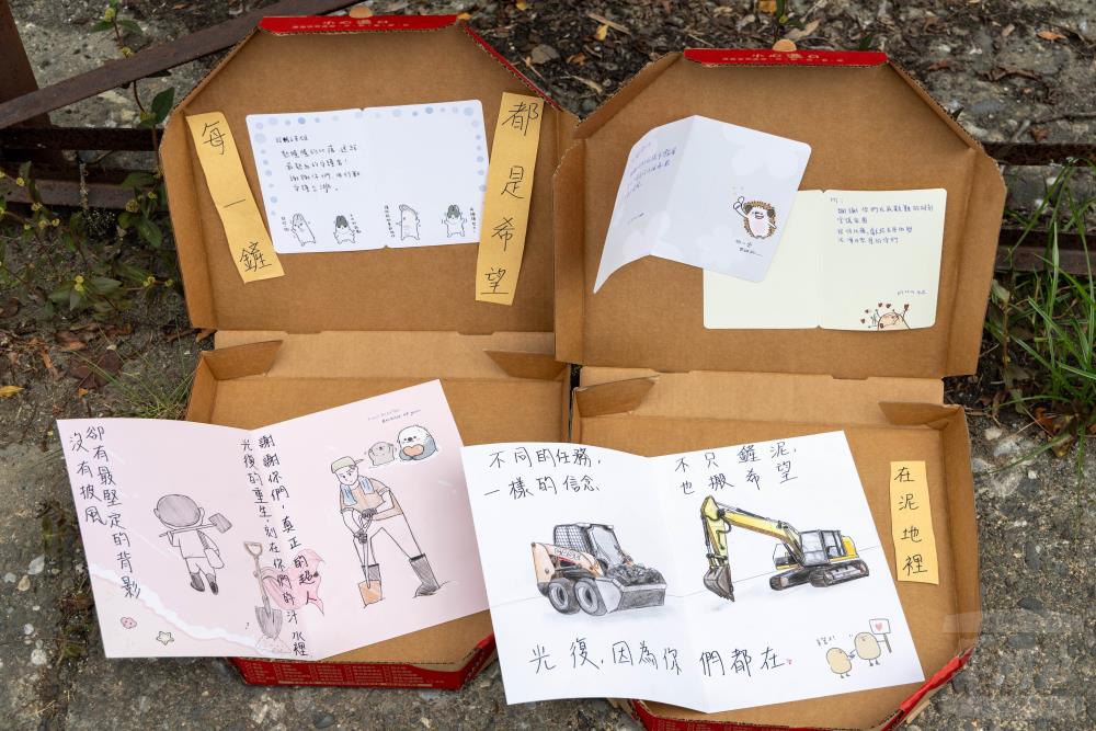 花蓮披薩店親送手寫卡片,感謝官兵守護家園。(軍聞社記者蔡枋澐攝) 花蓮披薩店親送手寫卡片,感謝官兵守護家園。(軍聞社記者蔡枋澐攝)