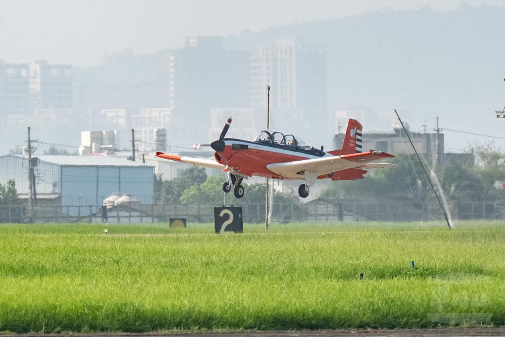 T-34C教練機完成特檢，於13日恢復飛行訓練。（軍聞社記者林庭暉攝）