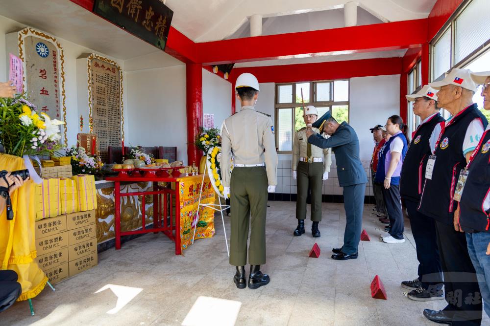 金防部指揮官黃中將、參戰英雄前輩及先烈遺族至烈嶼公墓祭悼追思。（軍聞社記者蔡枋澐攝）