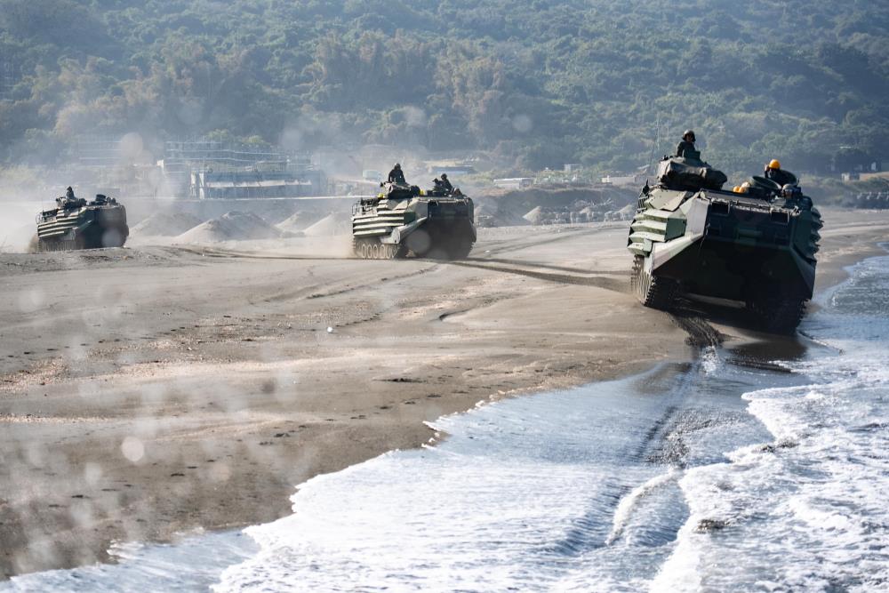 AAV7兩棲突擊車奔馳於桃子園沙灘，揚起水花與塵土，氣勢震撼。（軍聞社記者林庭暉攝）