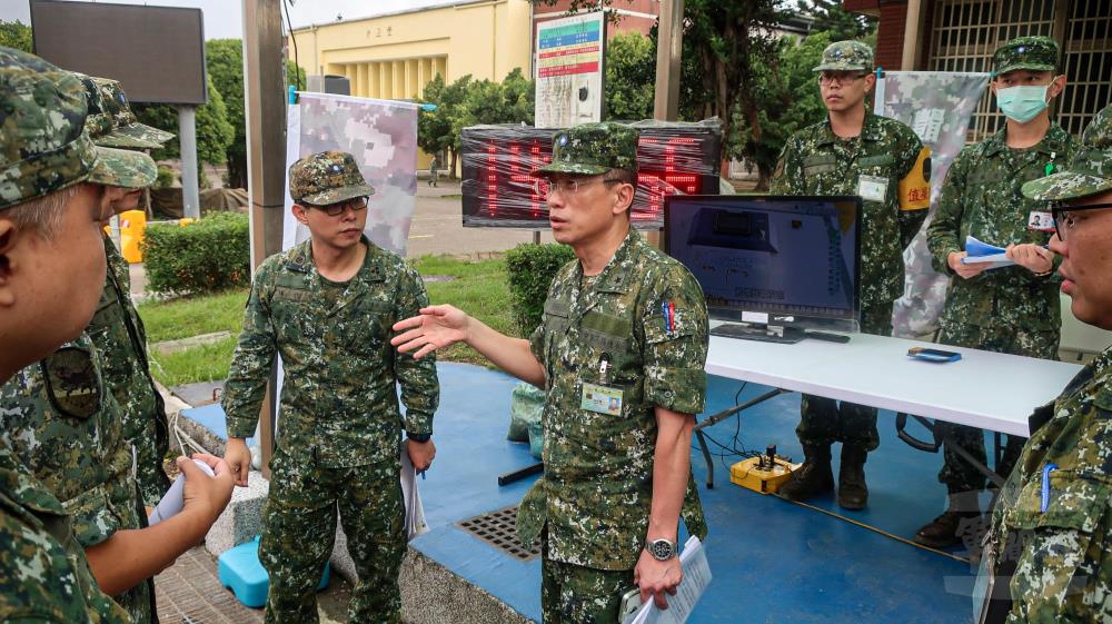 陸勤部副指揮官林少將赴汽基廠視導教召整備情形。(陸勤部提供) 陸勤部副指揮官林少將赴汽基廠視導教召整備情形。(陸勤部提供)