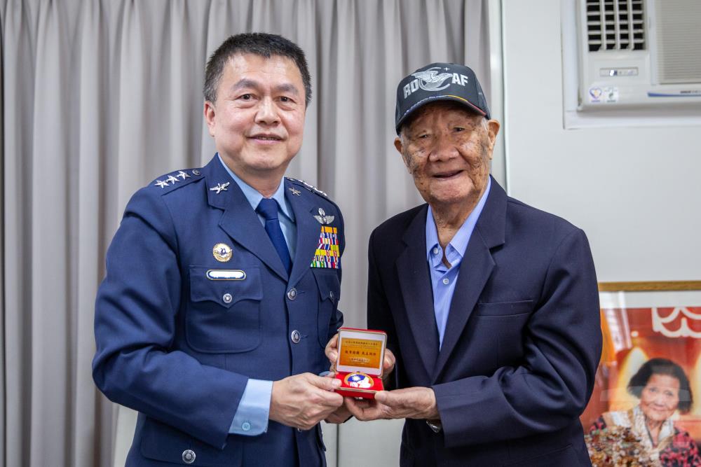 空軍司令鄭榮豐上將昨(6)日頒贈前空軍李啟輝士官長「紀念二戰暨抗戰勝利80週年紀念徽章」。(軍聞社記者王進福攝) 空軍司令鄭榮豐上將昨(6)日頒贈前空軍李啟輝士官長「紀念二戰暨抗戰勝利80週年紀念徽章」。(軍聞社記者王進福攝)