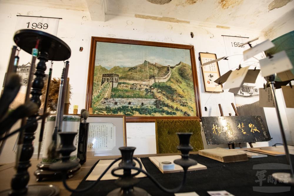 歷史照片及生活器物展示。（軍聞社記者王茗生攝）