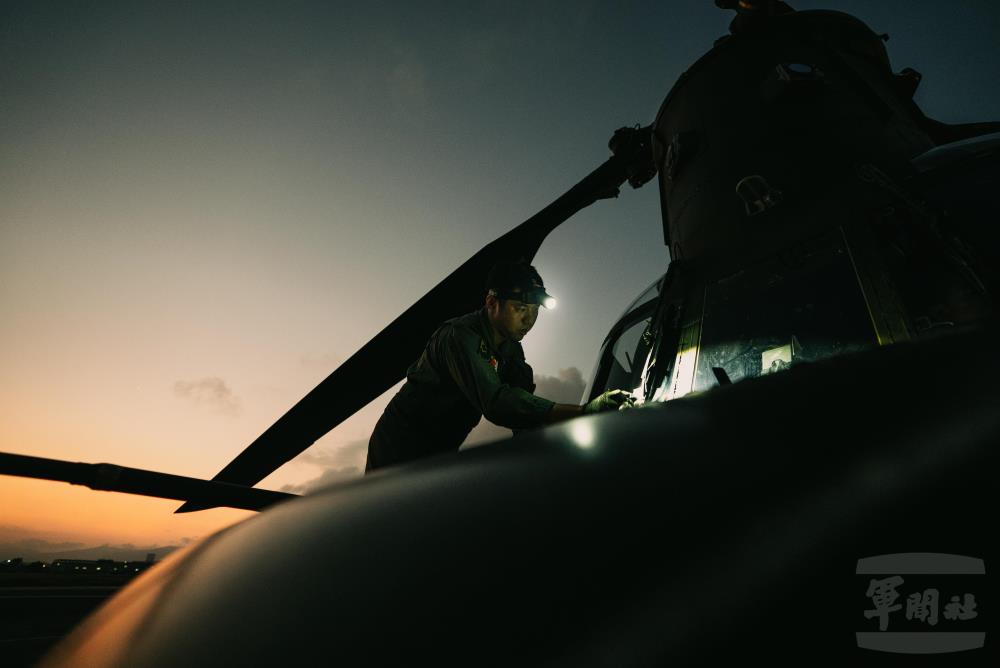 機組官兵清晨完成地面整備。（軍聞社記者陳傳奇攝）