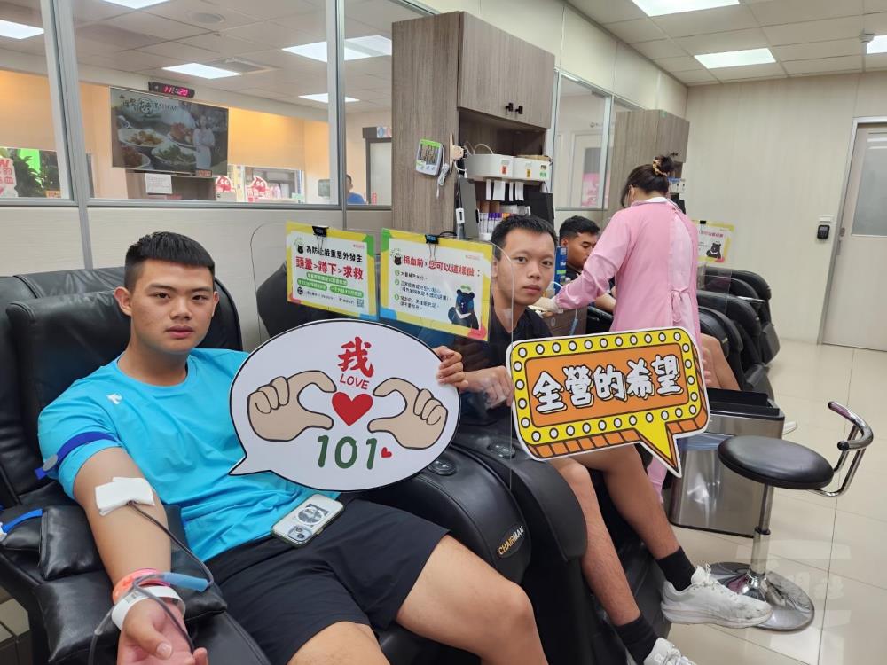 官兵踴躍參與捐血活動，以實際行動投入公益。（陸軍步兵第101旅提供）