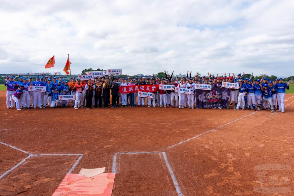 「114年復興崗校友慢速壘球邀請賽」全體球員及貴賓合影。（軍聞社記者吳冠萱攝）