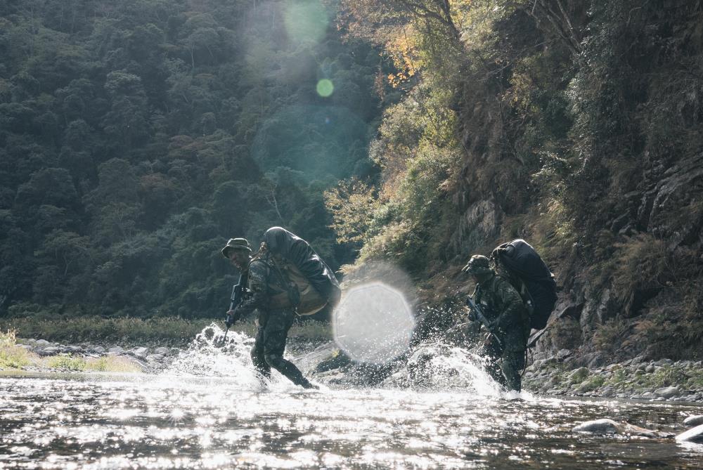 學員採取急迫渡河方式通過大甲溪。（軍聞社記者李恬恬攝）
