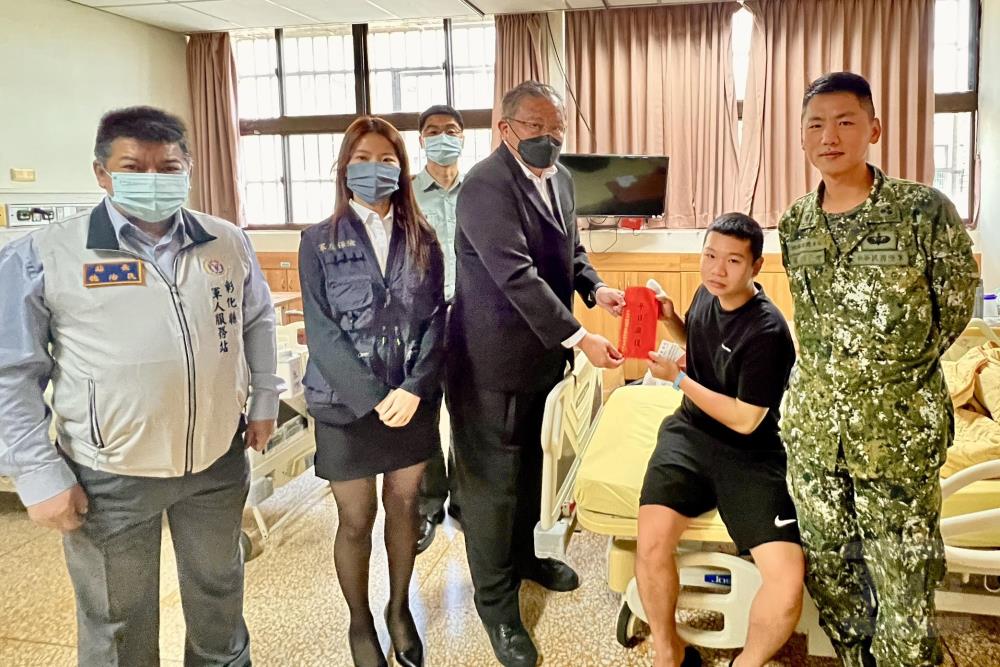 臺銀人壽專屬保代軍友保險公司臺中處處長徐志偉慰問586旅廖姓士官。(軍友保險提供) 臺銀人壽專屬保代軍友保險公司臺中處處長徐志偉慰問586旅廖姓士官。(軍友保險提供)