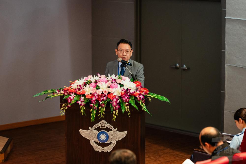 國防安全研究院王占璽博士與在場人員針對建軍規劃進行專題探討。（軍聞社記者吳冠萱攝）
