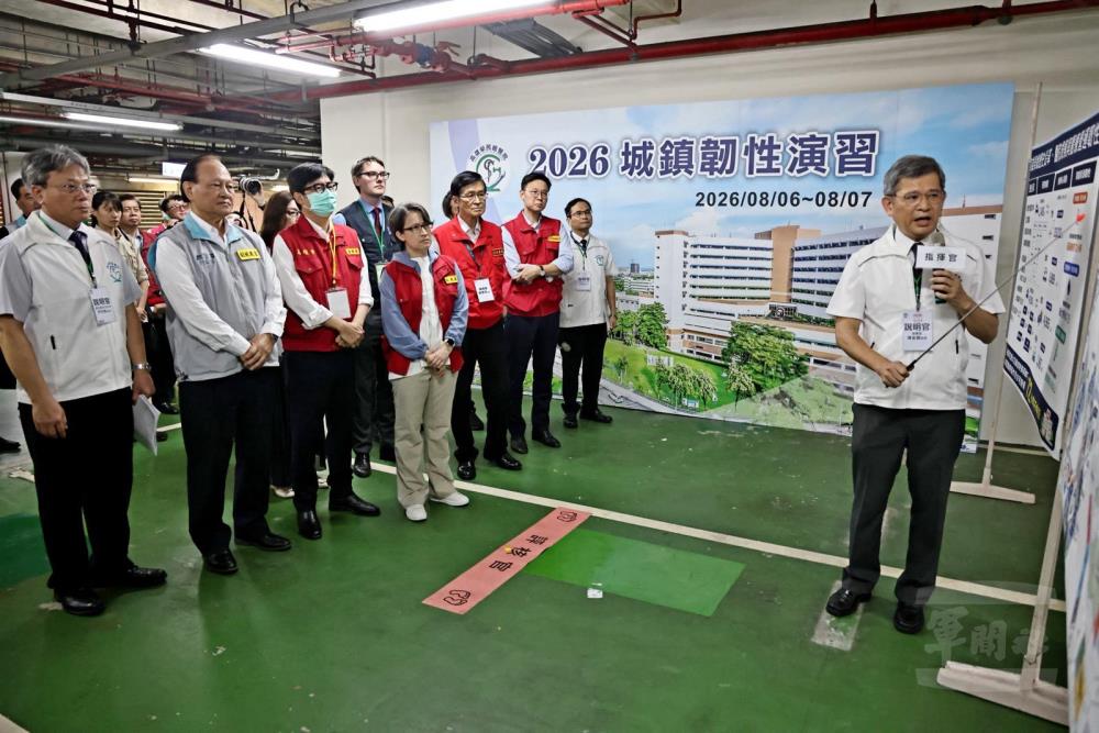 蕭美琴副總統視導高雄榮民總醫院實作演練，由院長陳金順進行簡報。（青年日報提供）