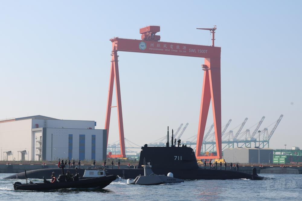 「海鯤軍艦」執行潛航測試。（軍聞社記者林澤廷攝）