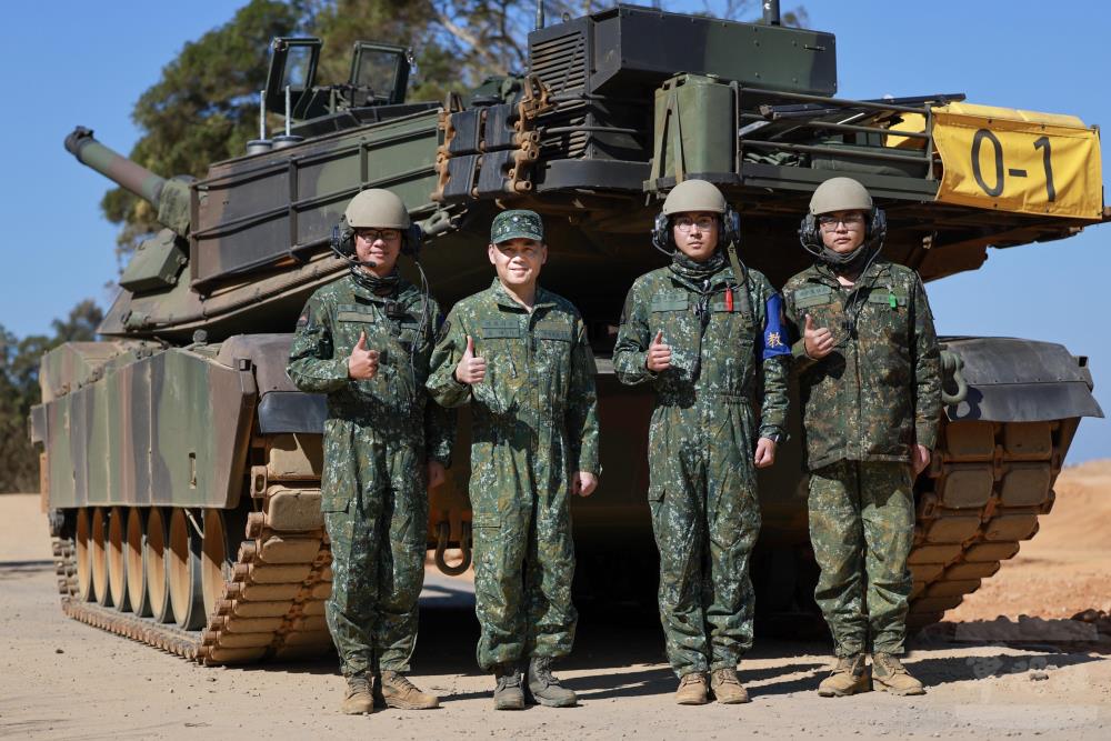 呂司令親自執行M1A2T實彈射擊　勉與官兵站在一起