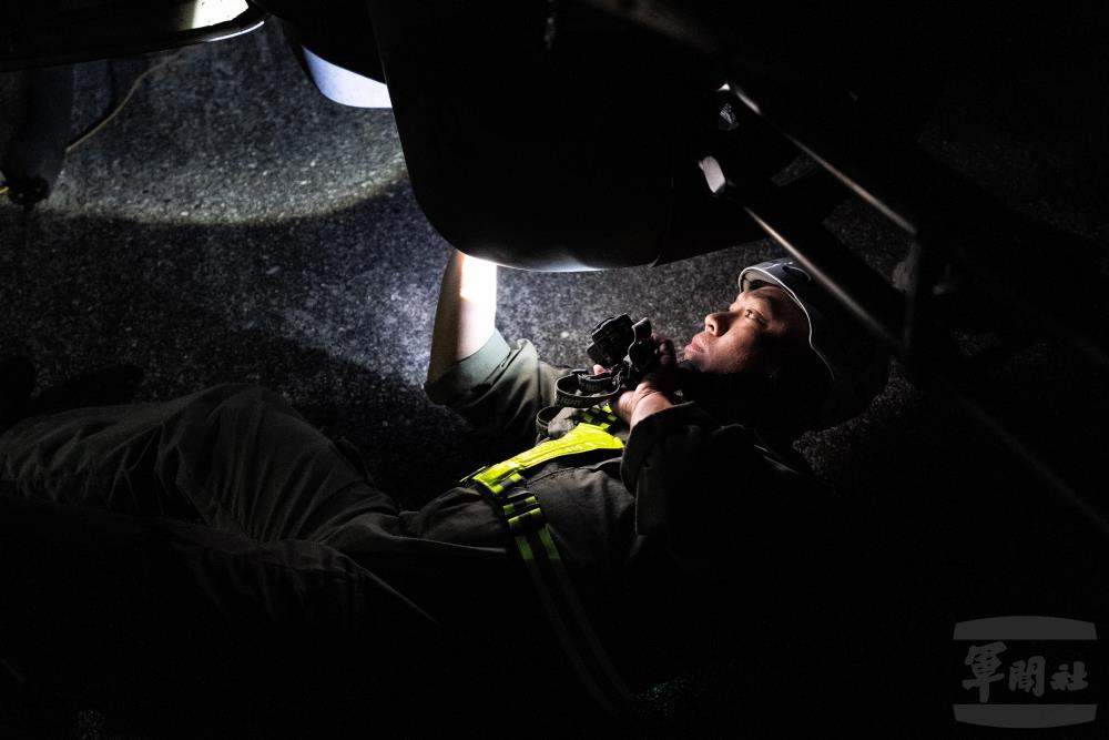 地勤人員於漆黑的夜色中，嫻熟進行各項檢查與保養作業。（軍聞社記者林庭暉攝）