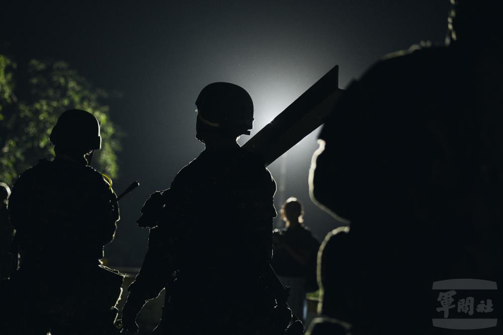 官兵撤收鋼刺蝟。（軍聞社記者李恬恬攝）
