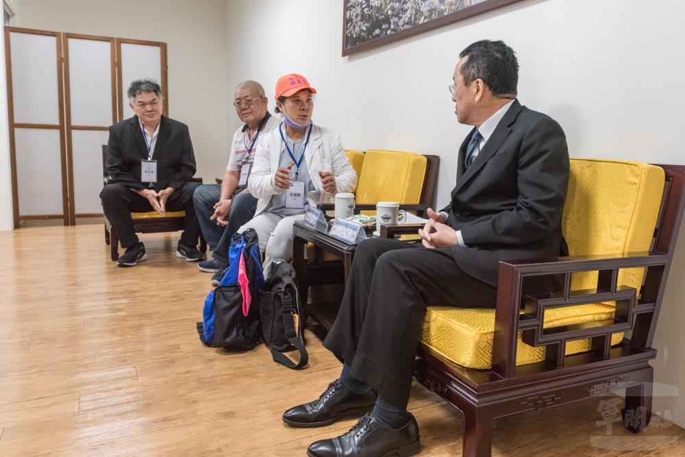 顧部長與蔡媽媽懇談，並表示學良的陽光笑容與堅定信念，將永遠留存在國軍心中，化為持續進步與改革的力量。（空軍司令部提供）