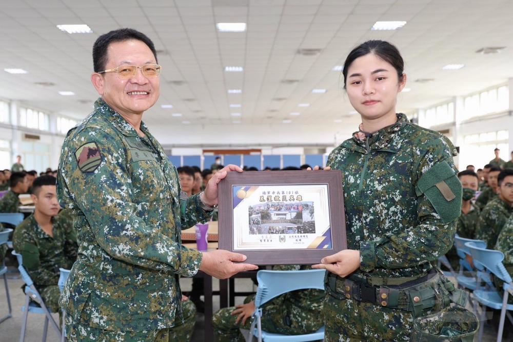 第十軍團指揮官李中將頒「花蓮救災英雄」證書，肯定李下士救災辛勞。（101旅提供）