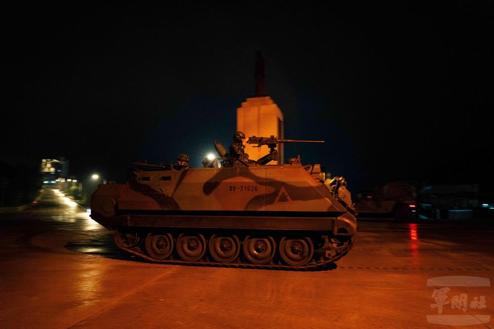 CM21甲車於夜間機動。（軍聞社記者邱奕菖攝）
