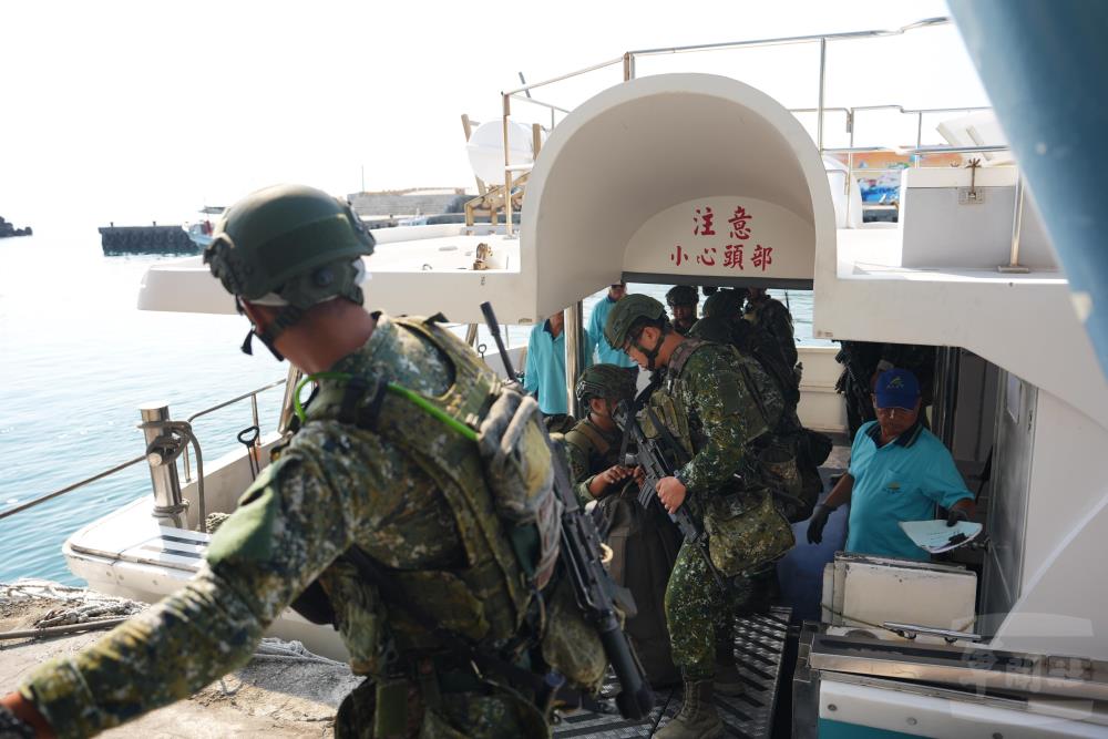第四作戰區兵力前推小琉球，驗證跨海機動能力。（第四作戰區提供）