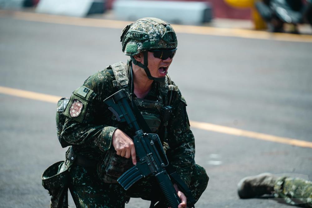 車組官兵下車戰鬥。（軍聞社記者林庭暉攝）