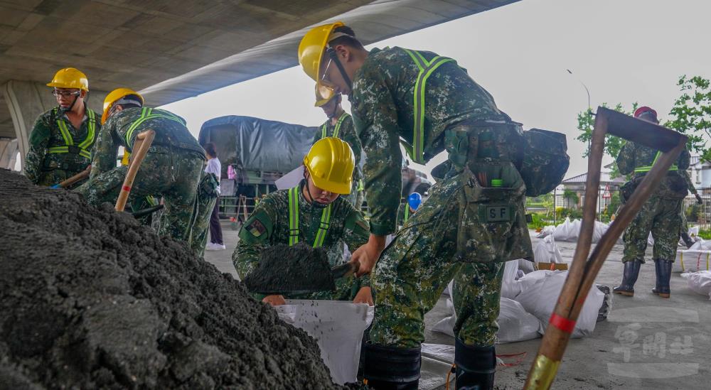 蘭陽災防分區協助壯圍鄉公所沙包裝袋 蘭陽災防分區協助壯圍鄉公所沙包裝袋