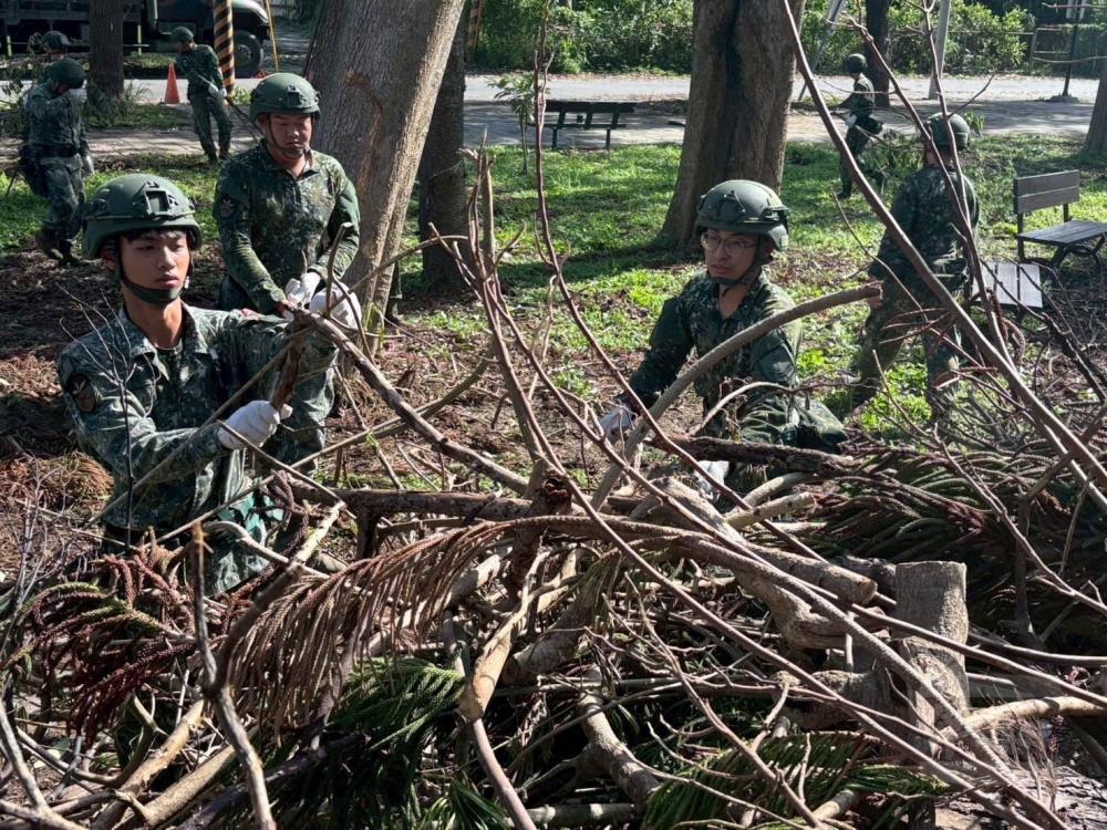 陸軍137旅官兵協助臺南市佳里區樹枝清除。（第四作戰區提供）