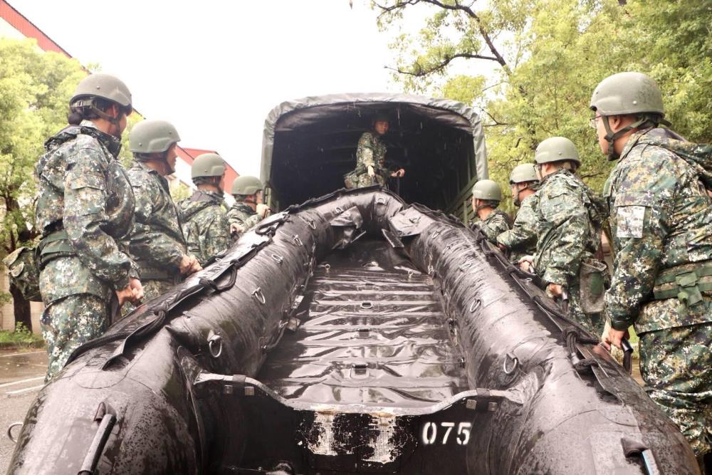 第四作戰區工兵部隊完成膠舟檢整並裝載上車，待命即時投入災防任務。（第四作戰區提供）