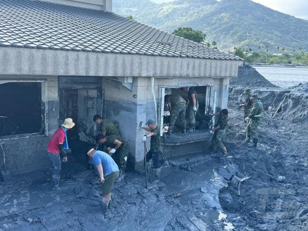 584旅官兵協助救災戶清淤。（第三作戰區提供）
