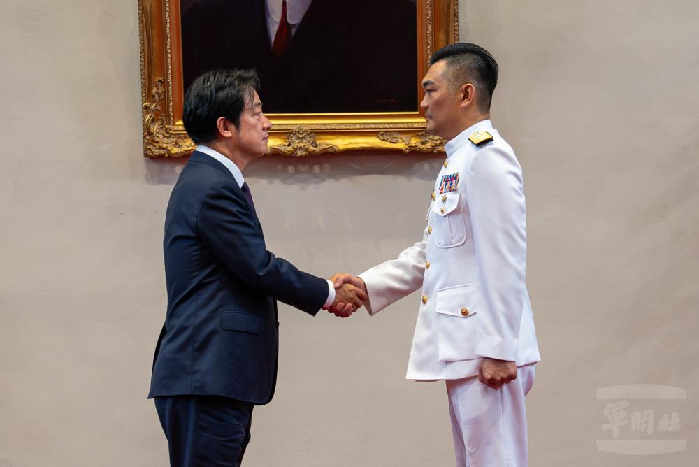 賴總統與顏少將握手致意。（軍聞社記者尤昱翔攝）