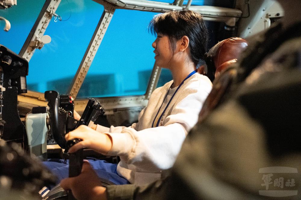 空軍屏東基地體驗營　學員搭乘C-130H感受戰術飛行