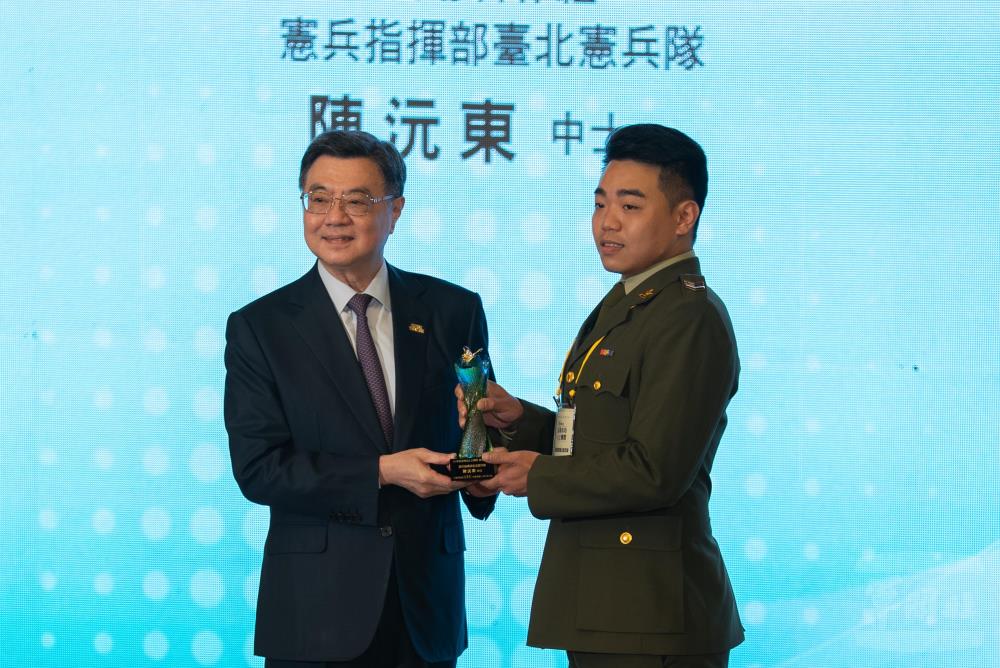 行政院長卓榮泰頒獎表揚憲兵指揮部臺北憲兵隊調查士陳沅東中士緝毒有功。（軍聞社記者王進福攝）