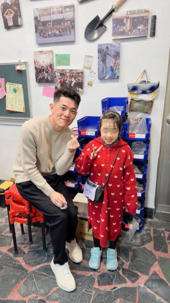 陳士官長與葉小妹合影。（陳士官長提供）