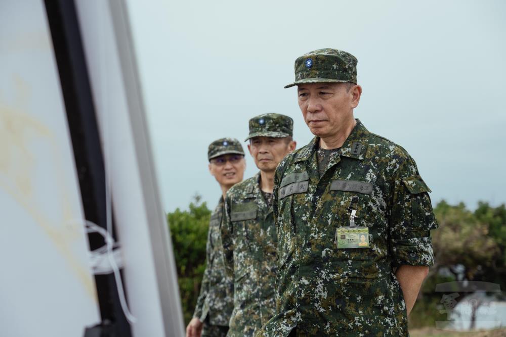 梅總長聽取單位任務簡報。（軍聞社記者陳傳奇攝）