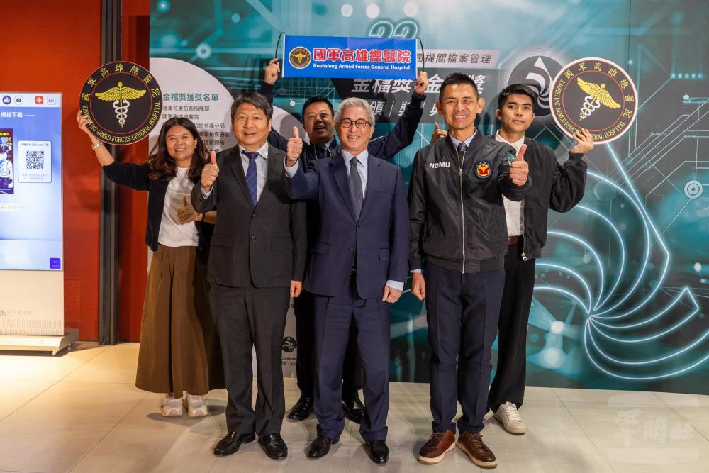 徐副部長與國軍高雄總醫院同仁合影，肯定檔案管理卓越績效。（青年日報提供）