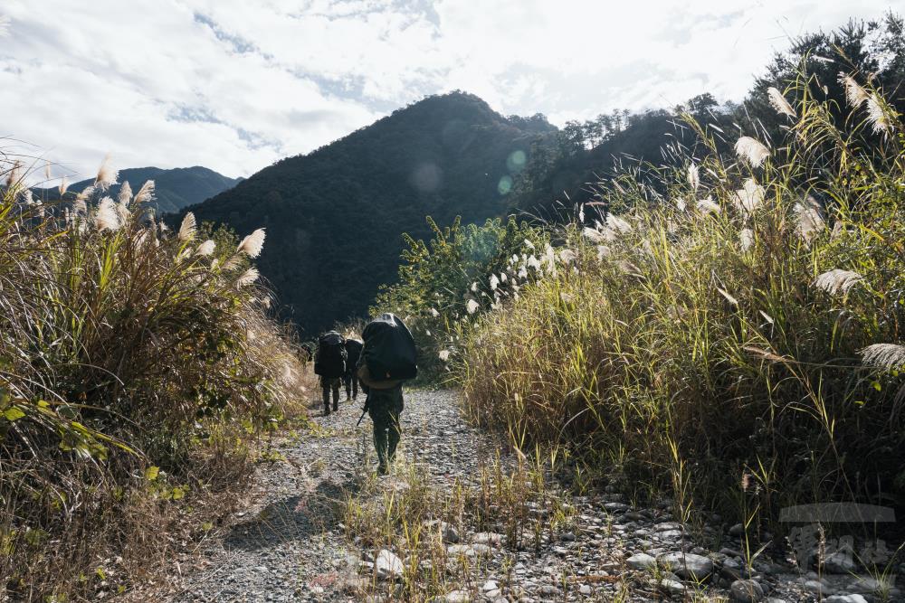 學員沿大甲溪河床向目標區實施滲透。（軍聞社記者李恬恬攝）