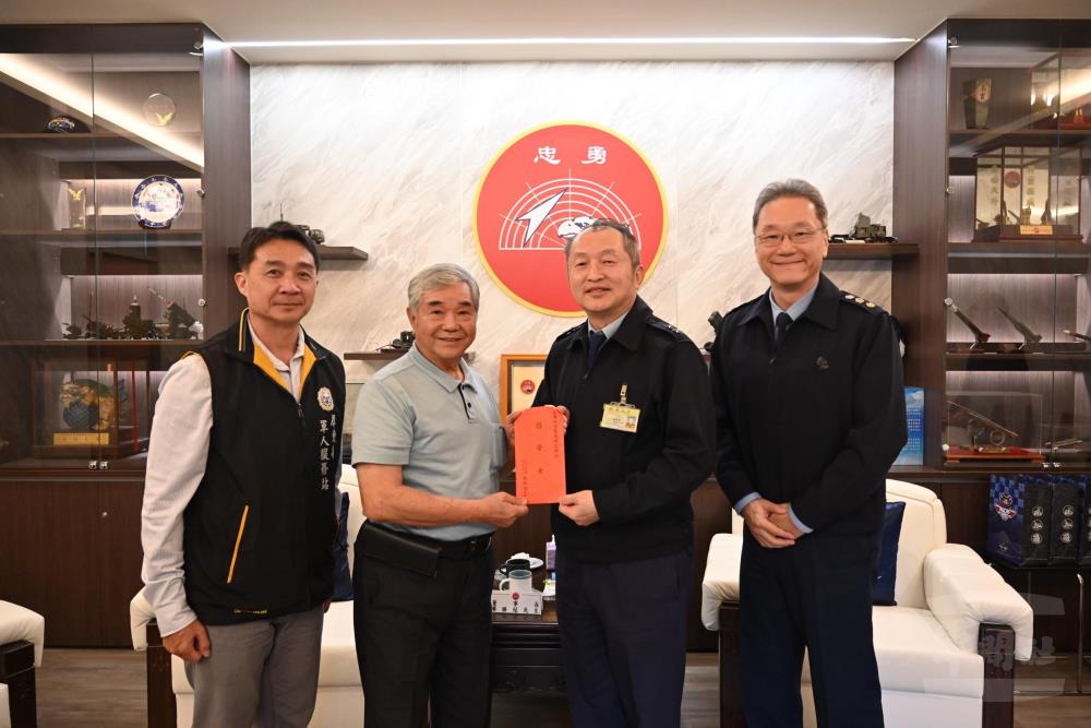 屏東縣軍人服務站顧問小博士文教機構董事長廖勝冠，日前率敬軍團前往空軍防空部敬軍慰問。（屏東縣軍人服務站提供）
