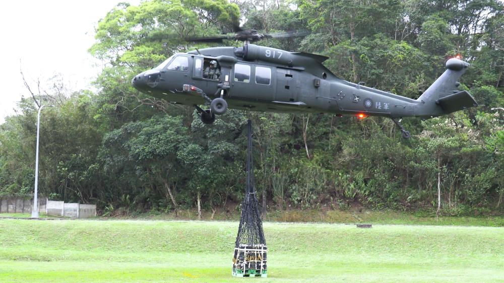 UH-60M黑鷹直升機執行「空中運補演練」。（軍聞社記者王進福攝）