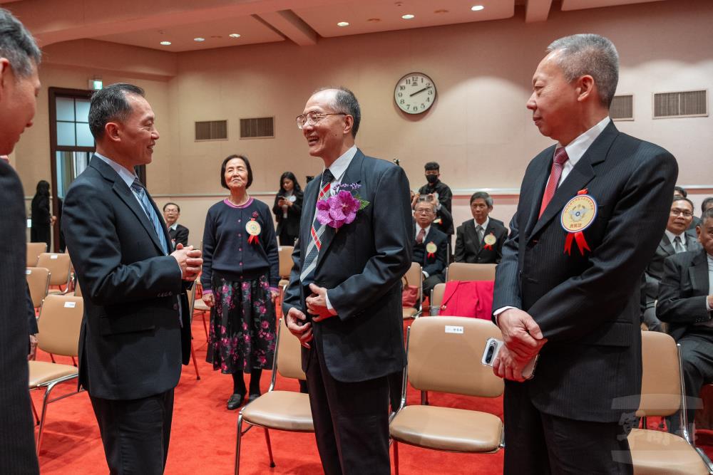 國防部鍾副部長肯定中科院徐博士對科技研發的貢獻。（軍聞社記者莊家豪攝）