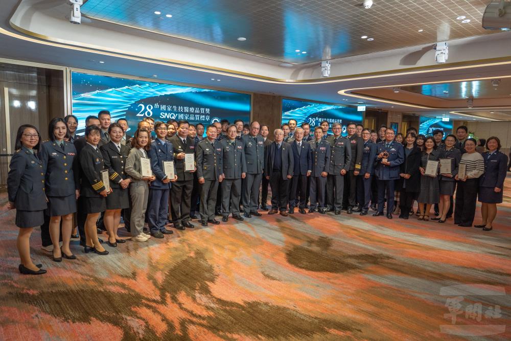 陳副局長與醫療團隊在SNQ國家品質標章授證典禮一同合影。（軍聞社記者莊家豪攝）