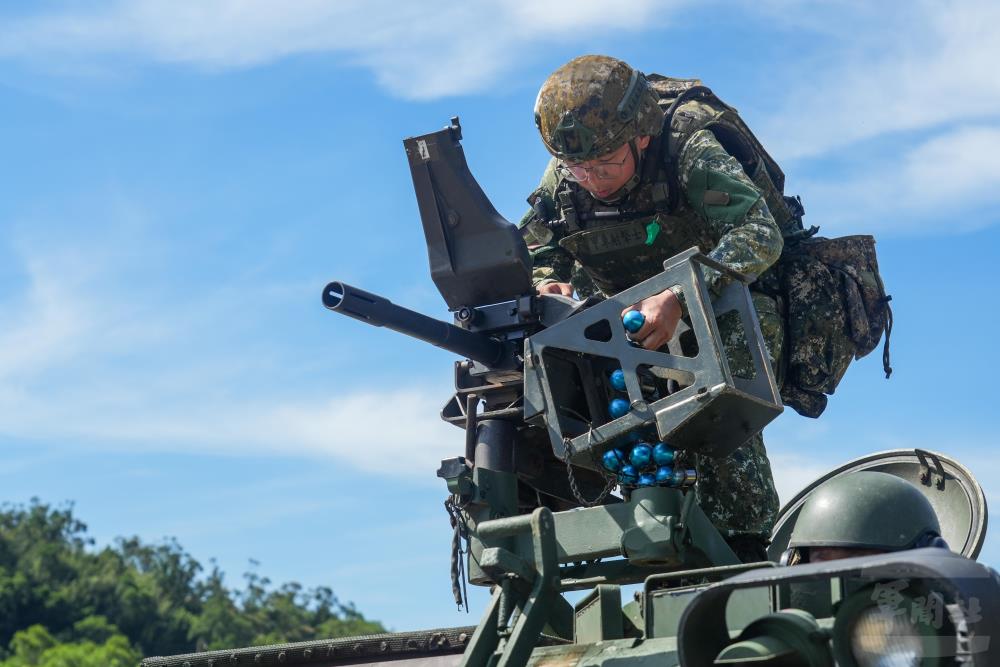 官兵裝填40榴彈。(青年日報提供) 官兵裝填40榴彈。(青年日報提供)