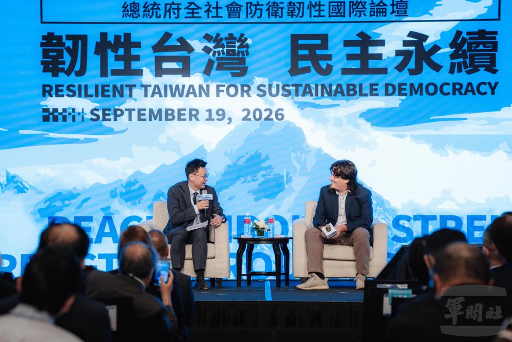 國安會副秘書長林飛帆與Anduril公司創辦人拉奇（Palmer Luckey）針對全社會防衛韌性準備進行深度交流。（軍聞社記者陳彥樺攝）