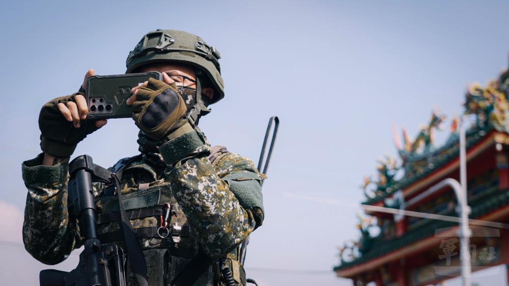 幹部於任務結束後,使用TAK手機進行回報。(軍聞社記者莊家豪攝) 幹部於任務結束後,使用TAK手機進行回報。(軍聞社記者莊家豪攝)