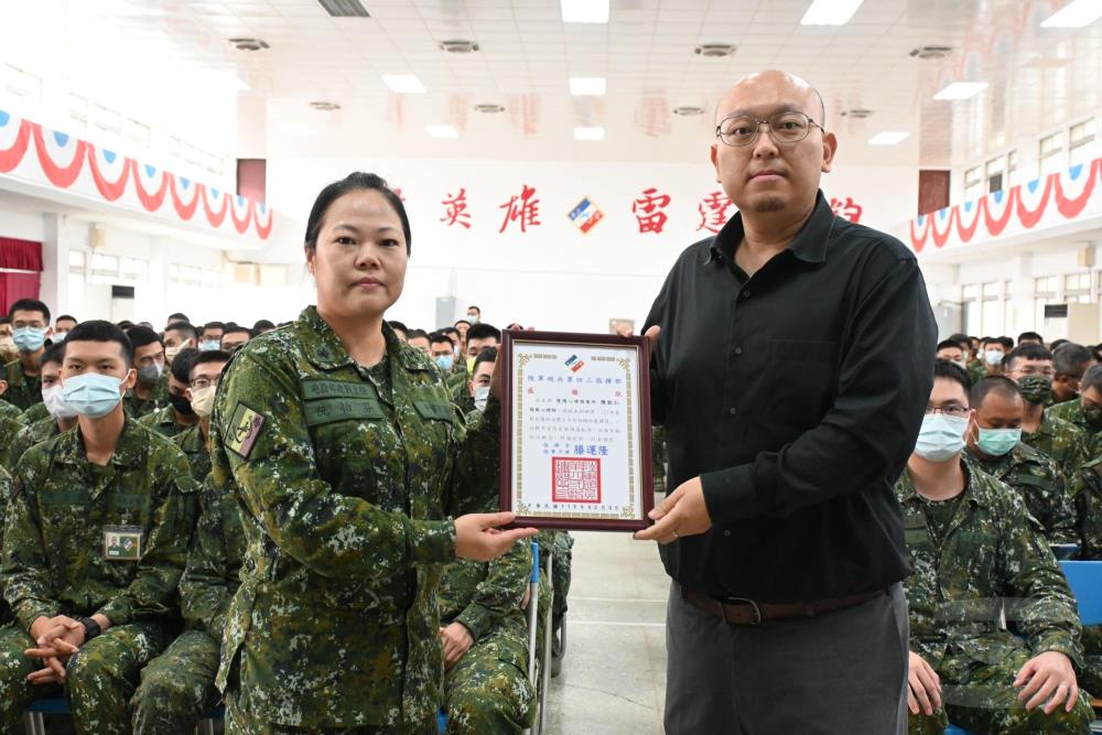 政戰主任阮上校頒贈感謝狀予陳諮商心理師。（第八軍團提供）