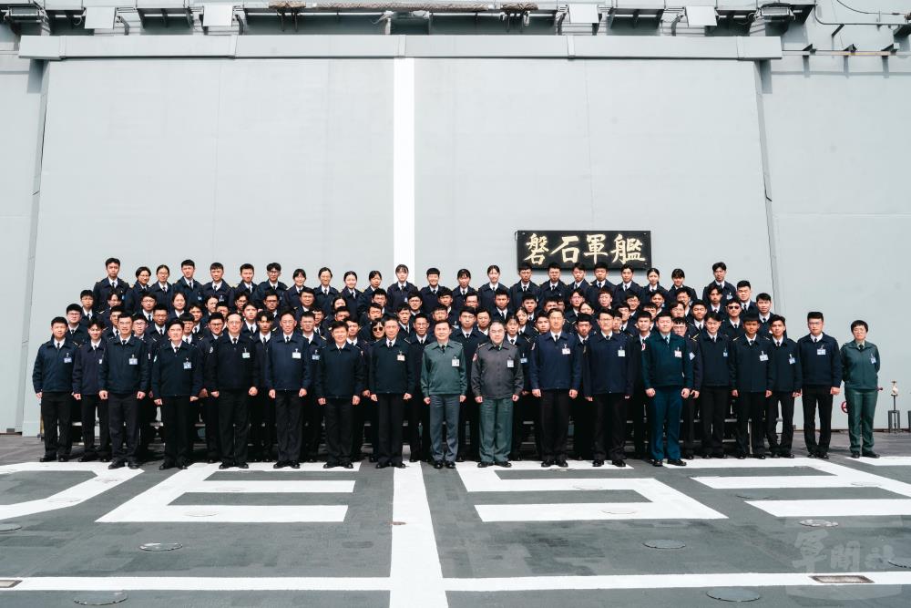 劉校長於磐石軍艦與學生合照。（軍聞社記者林庭暉攝）