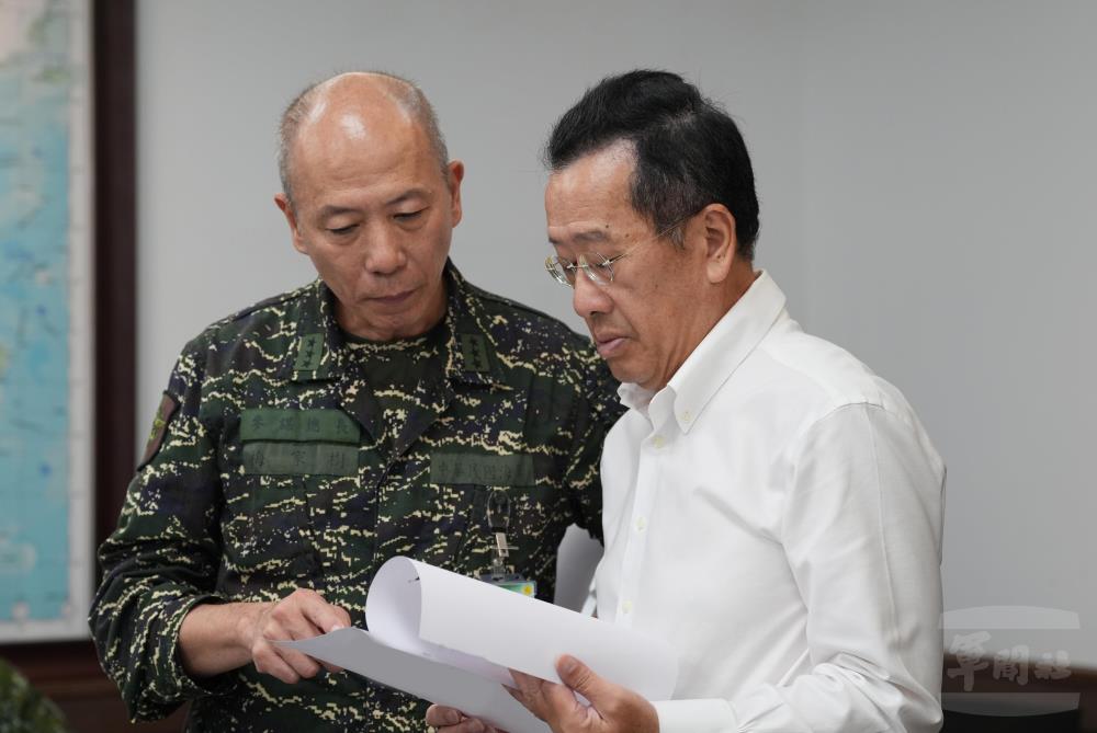 針對此次演習，顧部長與總長交換意見。（軍聞社記者呂尚俞攝）